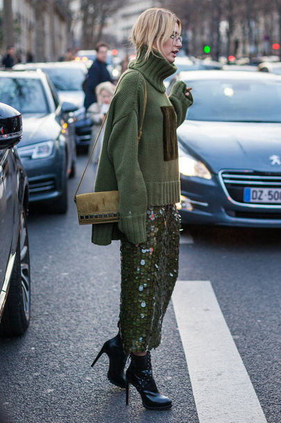  Hailey Baldwin during the Paris Fashion Week  - Foto, imagen
