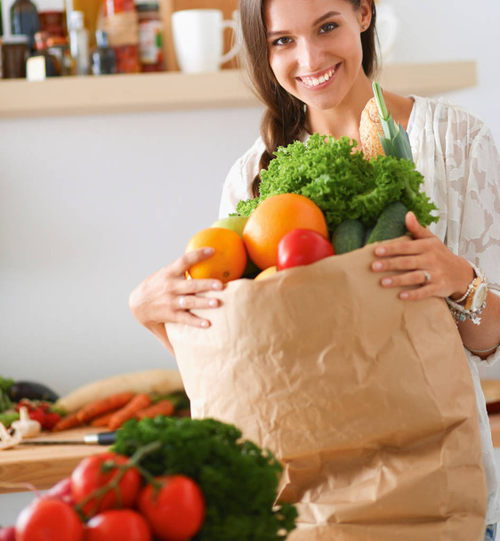 Mujer joven sosteniendo bolsa de la compra de comestibles con verduras - Foto, imagen