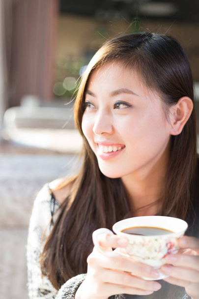 Nuori kaunis kiinalainen nainen kahvilassa
 - Valokuva, kuva