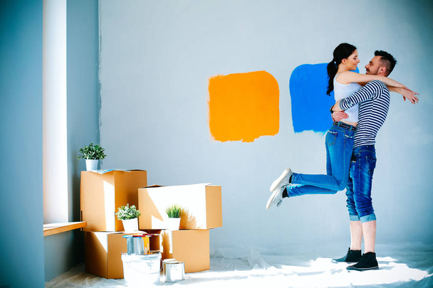 Happy young couple moving in new house - Foto, imagen