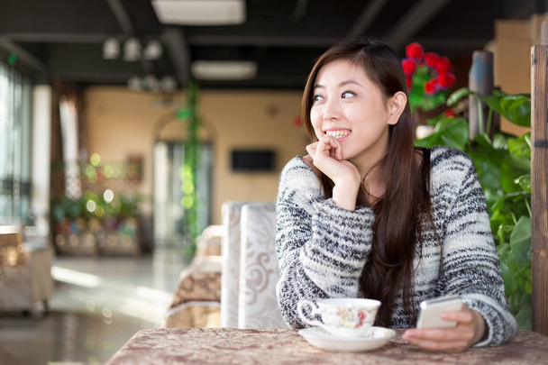Κινέζα με το κινητό στο καφέ - Φωτογραφία, εικόνα