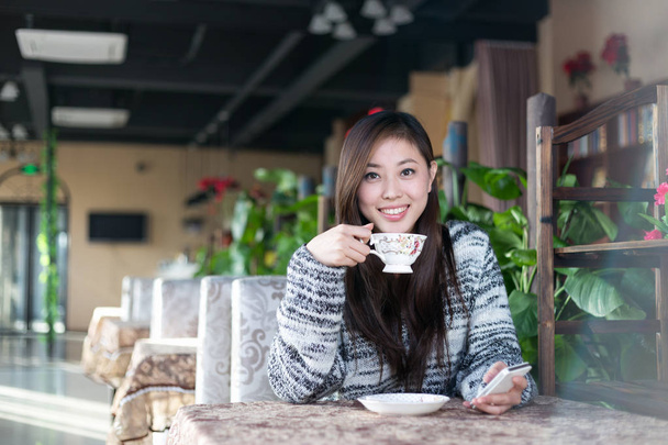 αρκετά κινεζική γυναίκα στην καφετέρια - Φωτογραφία, εικόνα