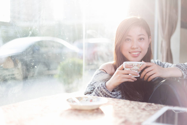 jovem mulher chinesa bonita no café
 - Foto, Imagem