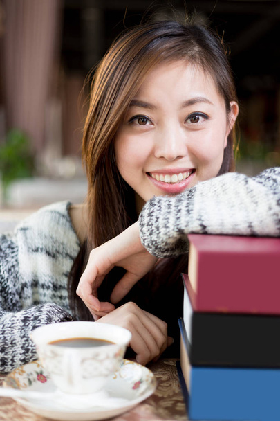jeune femme chinoise avec des livres dans le café
 - Photo, image