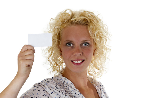 usmívající se žena drží Prázdná vizitka - Fotografie, Obrázek