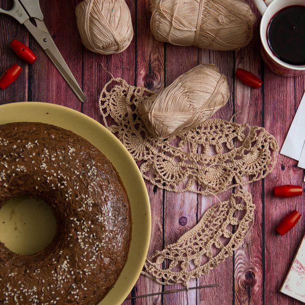 Crochet and chocolate cake - Fotoğraf, Görsel