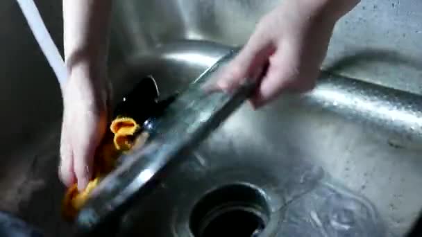 Moto di donna che lava un labbro di vetro nel lavandino della cucina
 - Filmati, video