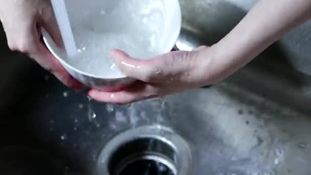 Moto di donna che lava una ciotola nel lavandino della cucina
 - Filmati, video