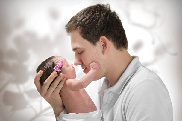 Тато і новонароджена дочка
 - Фото, зображення