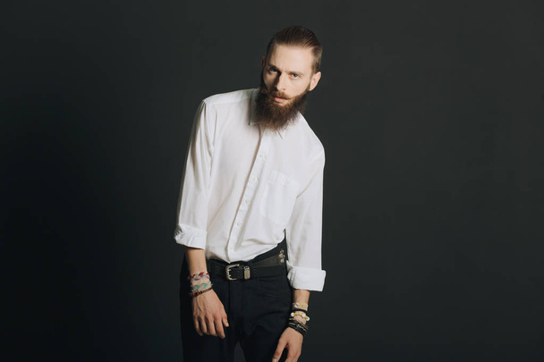 Бородатий чоловік в стилі гіпстера
 - Фото, зображення