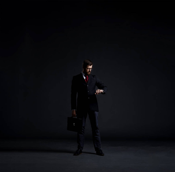 Biznesmen w czarnym garniturze - Zdjęcie, obraz