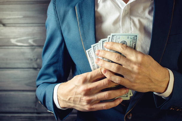 Empresário, membro ou oficial coloca um suborno em seu bolso
 - Foto, Imagem