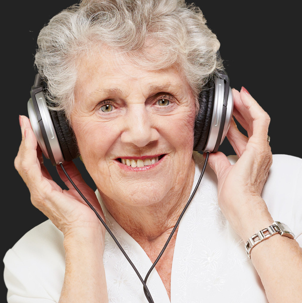 portret kobiety, podczas słuchania muzyki - Zdjęcie, obraz