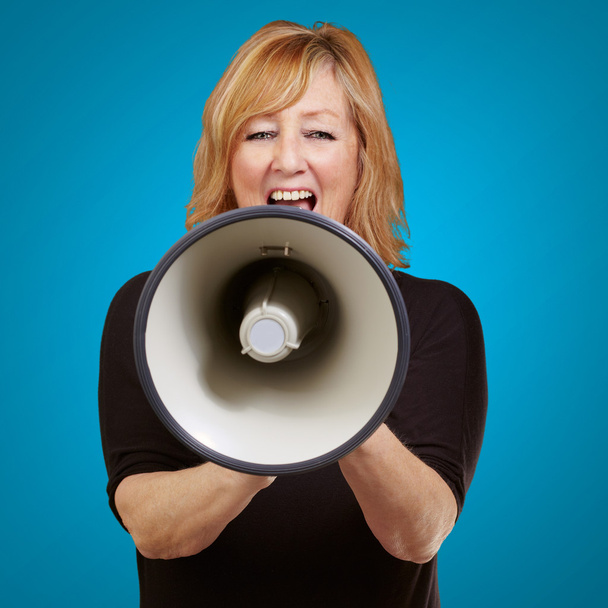 vrouw schreeuwen op een megafoon - Foto, afbeelding