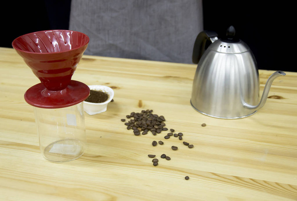 Purover hario, grains de café et bouilloire
 - Photo, image