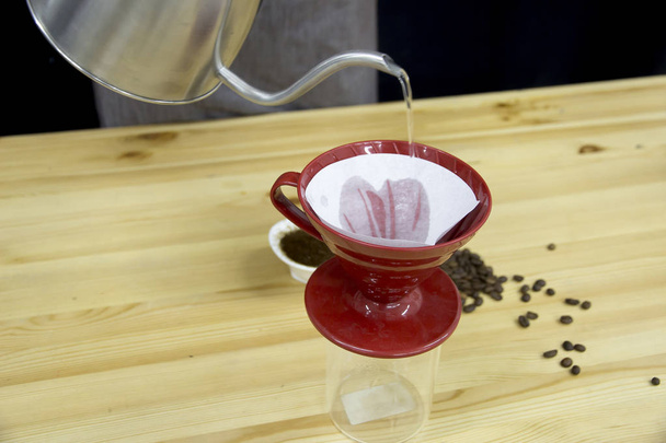 Подготовка органического кофе в пуровере
 - Фото, изображение