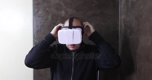 man with VR glasses scared - Footage, Video
