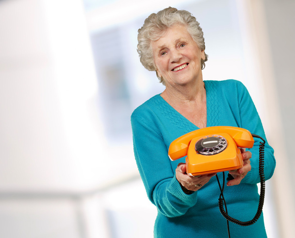 Mature femme heureuse tenant le téléphone
 - Photo, image