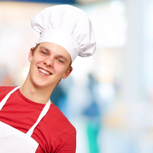 Portret van jonge kok man binnen - Foto, afbeelding