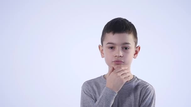 Boy thinking over white background - Πλάνα, βίντεο