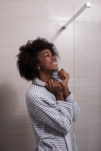 gyönyörű fekete nő visel fürdőköpeny - Fotó, kép
