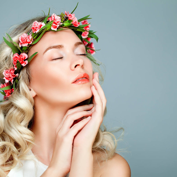 Χαλαρωτικό Spa μοντέλο ξανθιά γυναίκα με υγιεινό καθαρό δέρμα και λουλούδι - Φωτογραφία, εικόνα