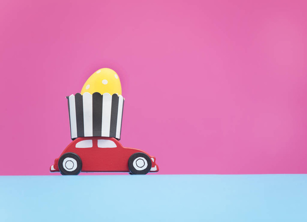 Small toy car with easter egg - Foto, Imagem
