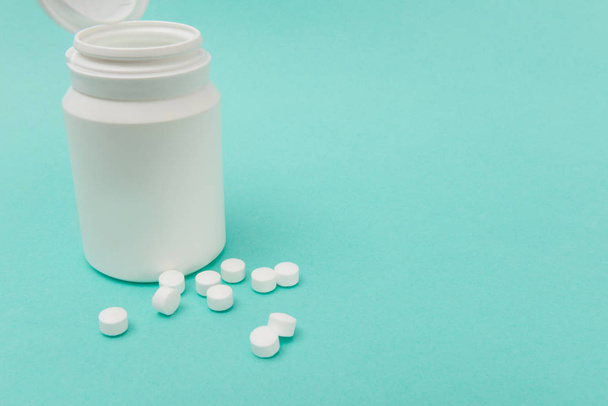 Comprimidos brancos e uma garrafa de medicina aberta com espaço de cópia
 - Foto, Imagem