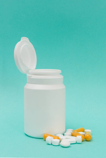 Capsules, pilules et une bouteille de médicament ouverte avec espace de copie
 - Photo, image