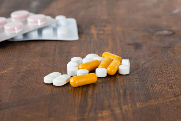 Montón de píldoras y cápsulas con blister Embalaje en segundo plano
 - Foto, Imagen