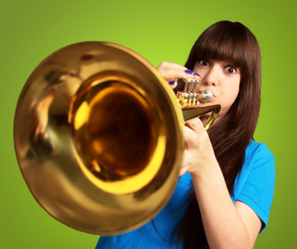 Muotokuva nuori tyttö puhaltaa trumpetti
 - Valokuva, kuva