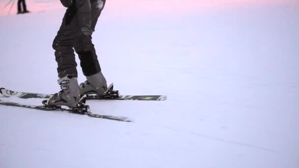 Skifahrer im Spezialanzug im Skigebiet Skifahren. - Filmmaterial, Video