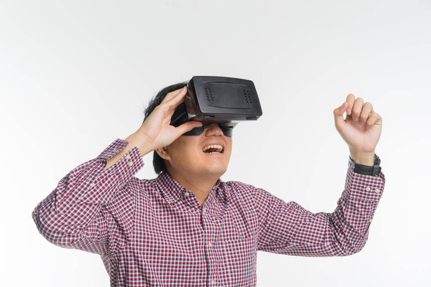 Захоплений чоловік відчуває віртуальну реальність за допомогою гарнітури VR
 - Фото, зображення