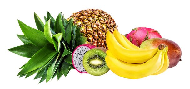 Banane, Ananas, Mango, Kiwi und Drachenfrucht isoliert  - Foto, Bild
