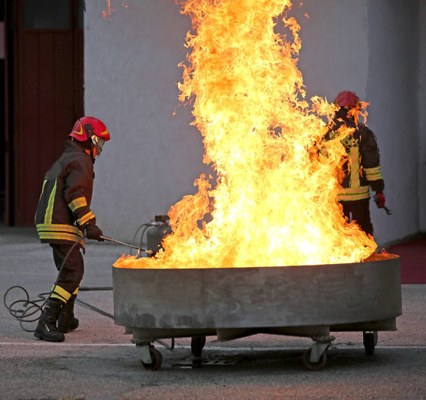 pompiers courageux lors de l'essai d'un extincteur
 - Photo, image