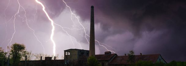 Tuoni, fulmini e tempesta sulla fabbrica abbandonata in estate
 - Foto, immagini