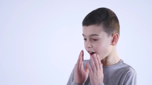 Amazed or surprised child boy hand holding hairs on face - Séquence, vidéo