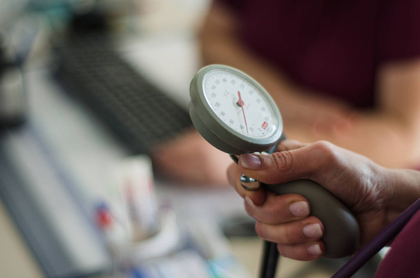 lekarz pomiaru ciśnienia krwi pacjenta - Zdjęcie, obraz