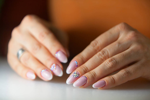 kobiece różowy francuski manicure na tle pięknej - Zdjęcie, obraz