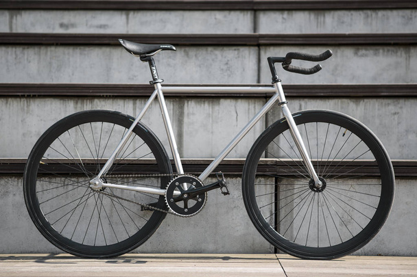 Hopeinen polkupyörä betonisella pohjalla
 - Valokuva, kuva