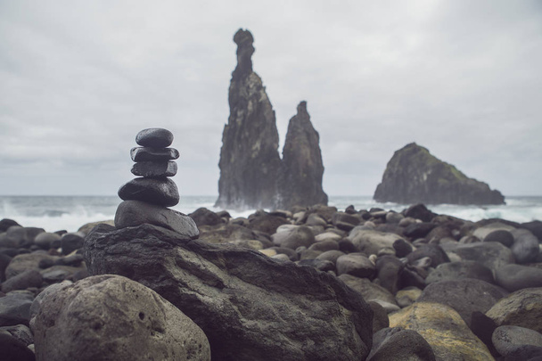 Pedras e rochas sobre o oceano na Madeira
 - Foto, Imagem