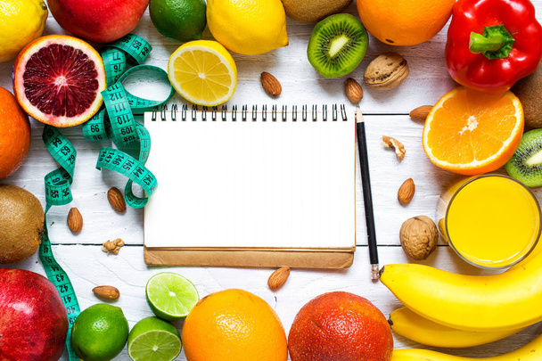 fruits et légumes frais avec des noix pour une alimentation saine sur table en bois blanc
 - Photo, image