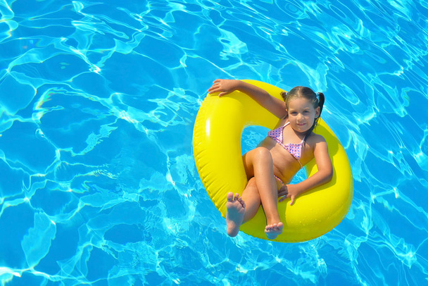 Echte peuter meisje bij zwembad - Foto, afbeelding