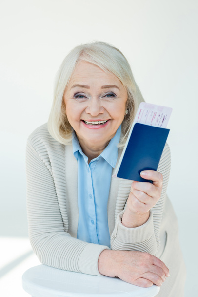 mujer mayor con pasaportes y billetes
 - Foto, imagen