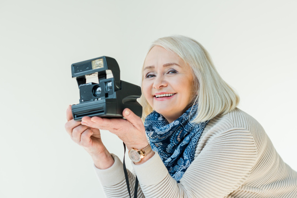 Retro kamera ile üst düzey kadın - Fotoğraf, Görsel