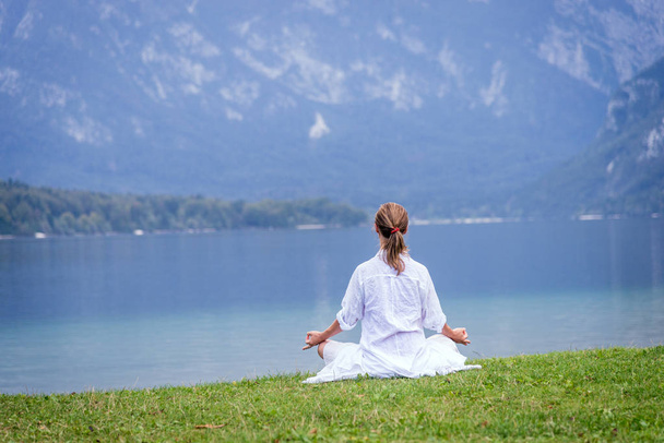 湖で瞑想の女性 - 写真・画像