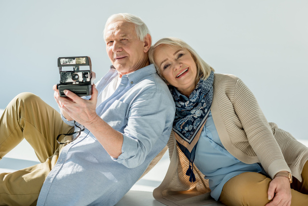 Senior paar met retro camera - Foto, afbeelding