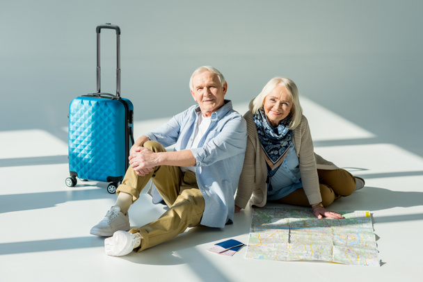 senior couple with traveling map - Foto, imagen