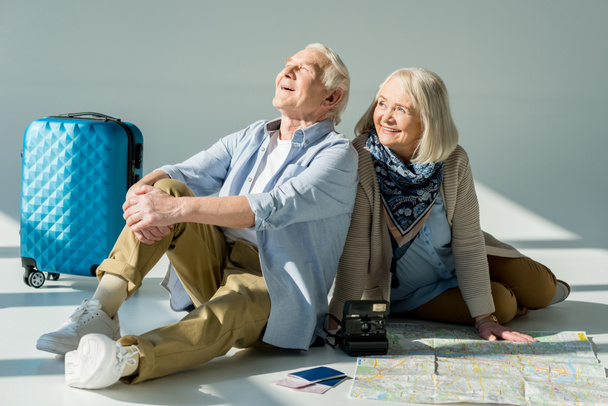 старша пара з подорожньою картою
 - Фото, зображення