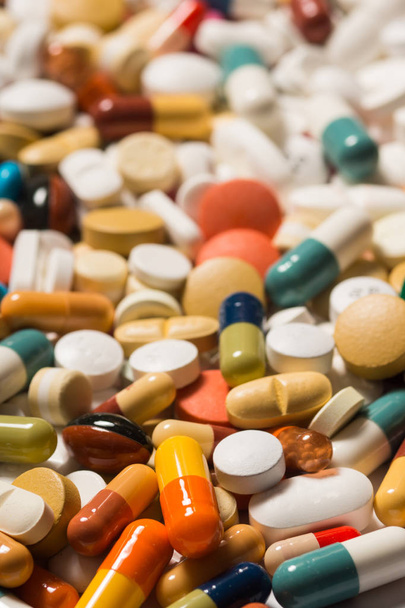 Comprimidos múltiplos que retratam o tratamento médico ou o ind pahrmaceutical
 - Foto, Imagem